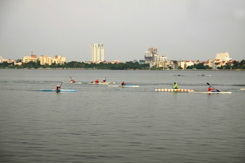 Được coi là "khu đất vàng" cũng là nơi "đáng để sống" nhất Hà Nội, Hồ Tây trở thành khu sống của giới nhà giàu Hà Thành. Không chỉ sở hữu vị thế đẹp với cây xanh, hồ nước và không khí trong lành, Hồ Tây còn gắn liền với lịch sử lâu đời của Thủ đô và giờ đây rất thuận tiện cho những nhu cầu vui chơi, mua sắm của người dân.